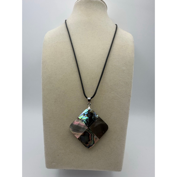 Unbranded Jewelry - Black Iridescent Abalone Shell Pendant Necklace